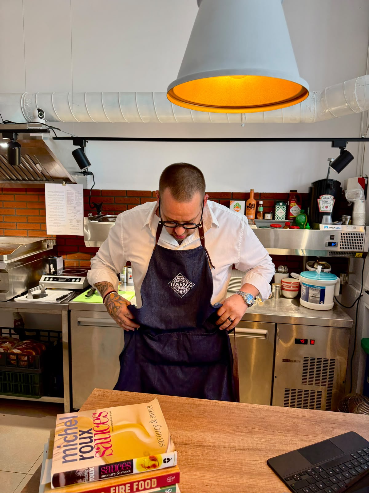 Portret Chef Tudor Aposteanu în bucătărie